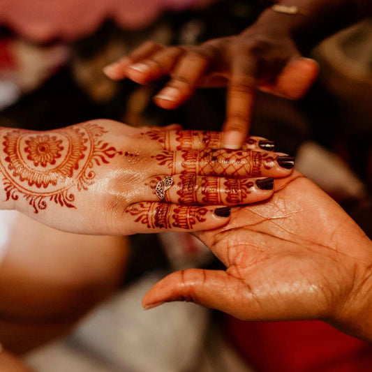 "Pourquoi faire un henné : bienfaits pour les cheveux et la peau"